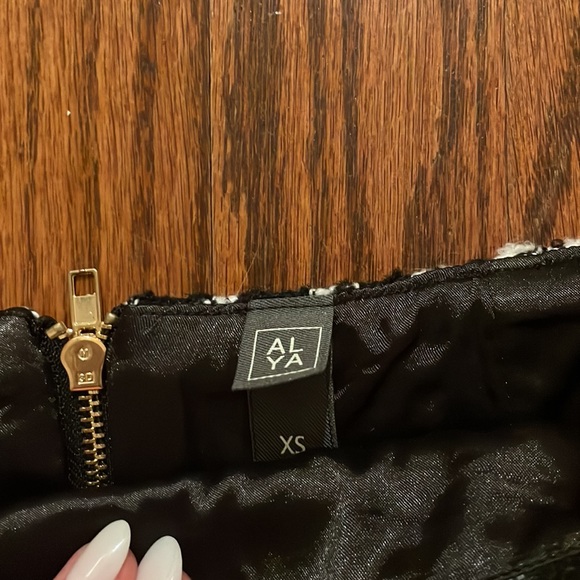 Francesca’s houndstooth tweed skirt - Picture 4 of 4